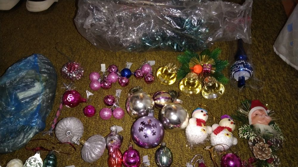 Ёлочные игрушки,герлянда,мишура.