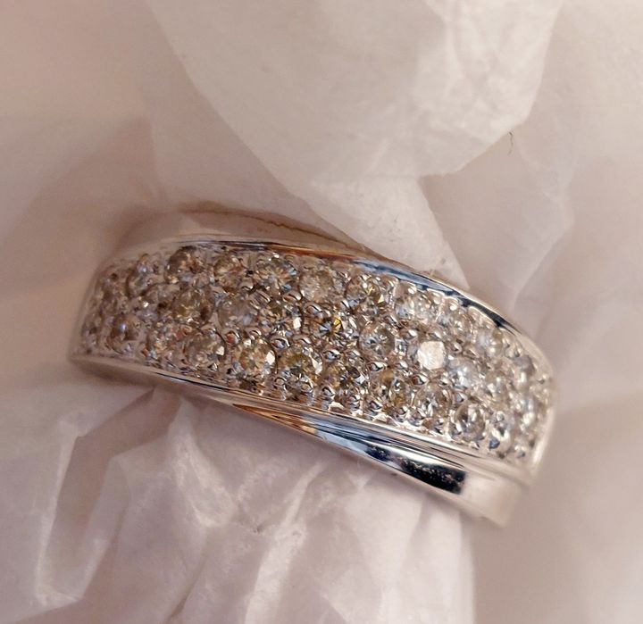 Продам шикарное кольцо-дорожка из белого золота