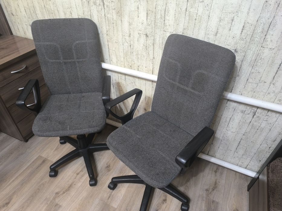 Продам два кресла офисных (цена за 2 шт в одни руки)