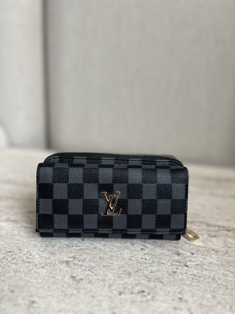 Нови портмонета Guess и Louis Vuitton