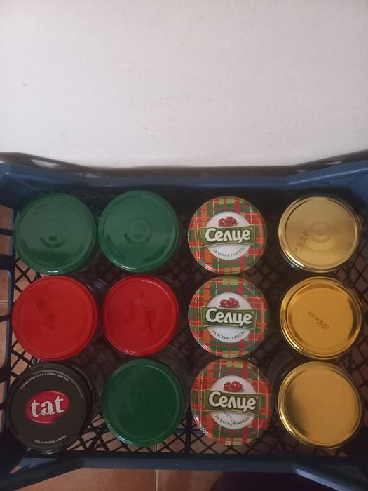 Буркани, стъклени шишета, метални халки и саксии