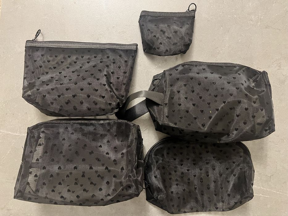 Продаю набор косметичек из 5 штук.