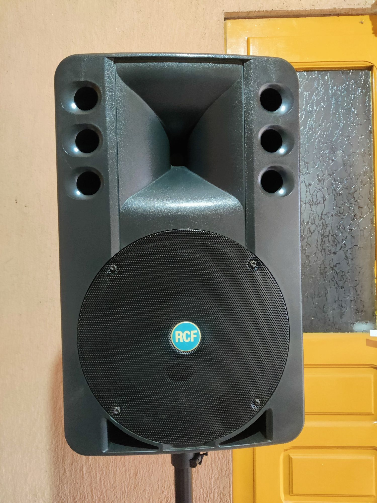 Vând boxe active RCF ART 300 A 400 W