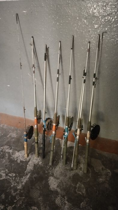 Невские катушки со спиннингами.