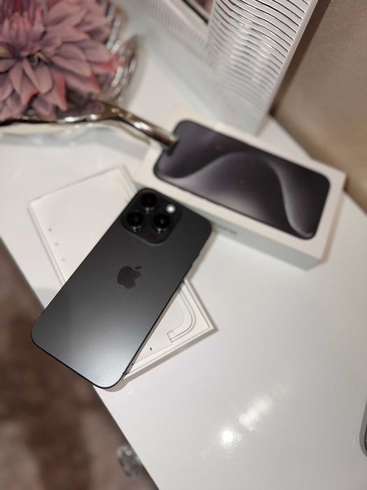 Перфектен iPhone 15 pro 256GB eSIM