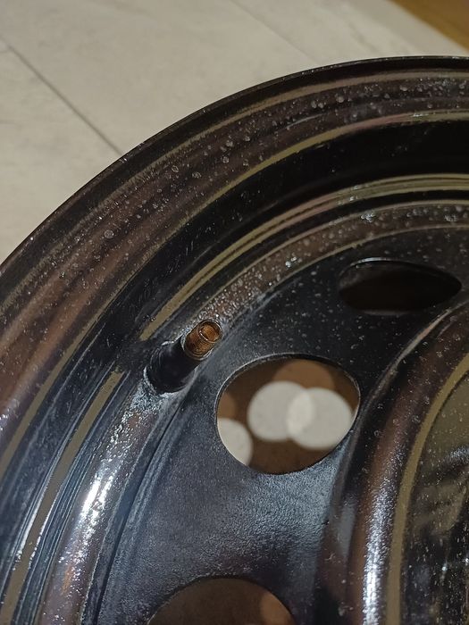 Vând 4 jante de tablă cu capace