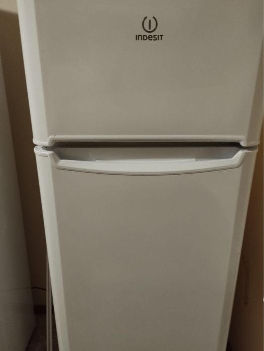 Продам холодильник Indezit,состояние рабочее,охлаждает,морозит