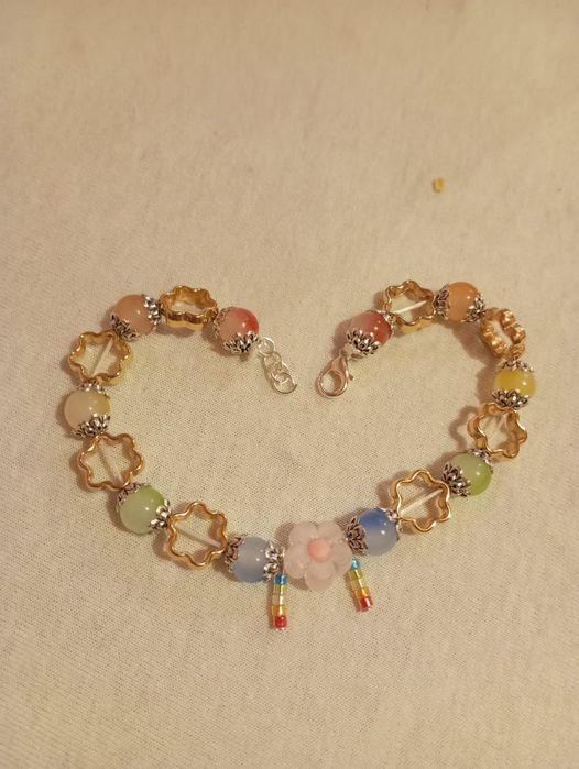 Brățară confecționată din mărgeluțe