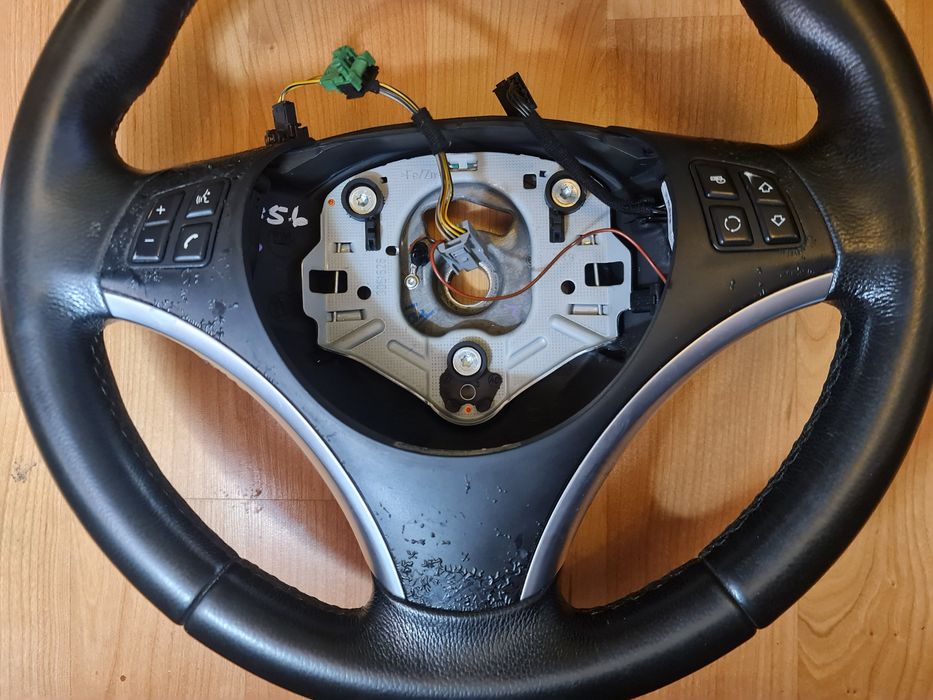 Vând volan BMW se potrivește pe mai multe modele e90 e91 e87 x1