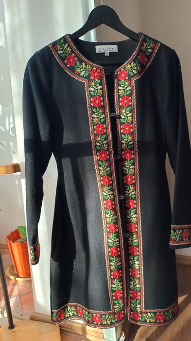 Palton brodat negru din stofă de lânâ cu flori