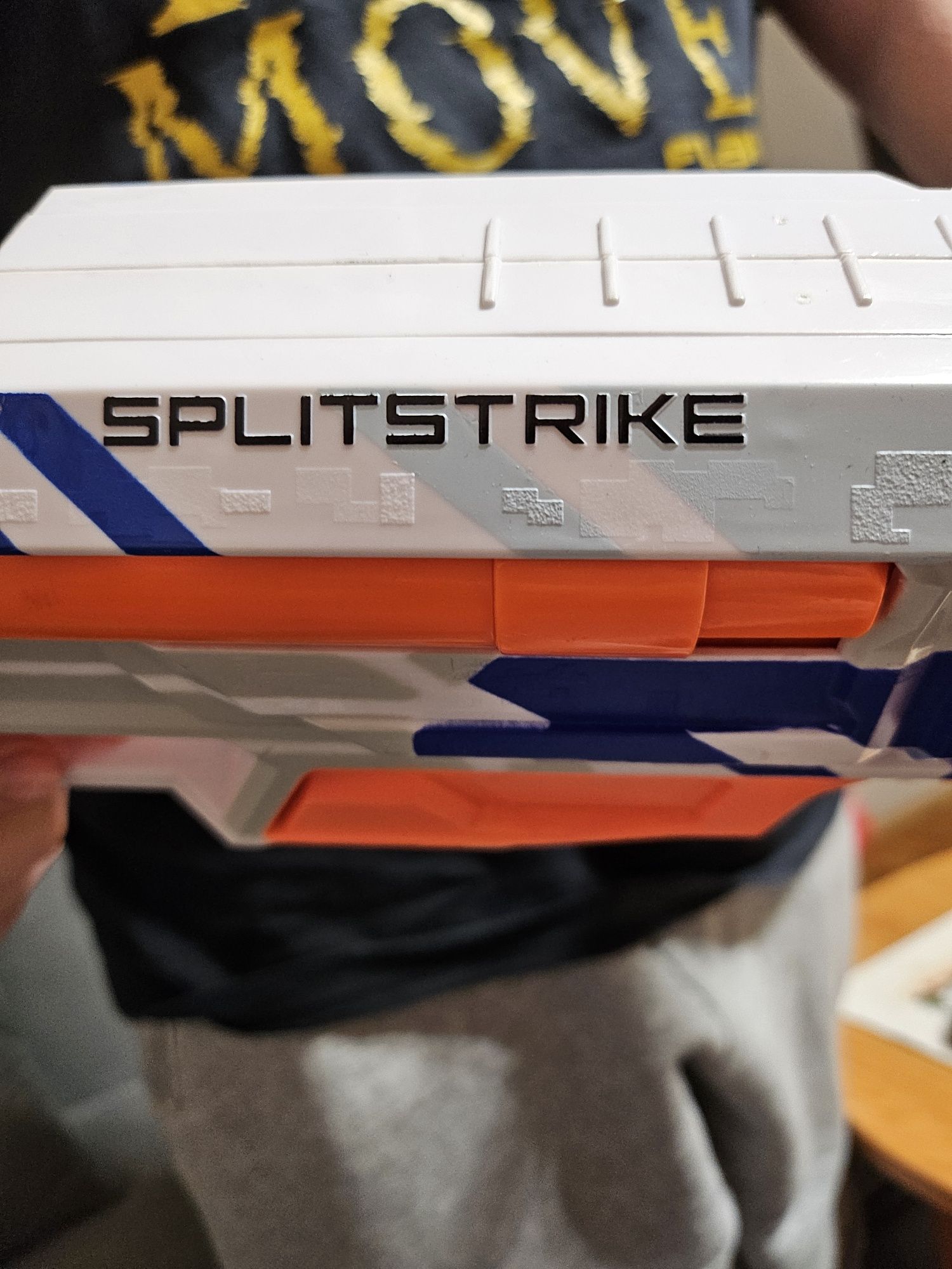 Продавам пистолет за игра Split strike