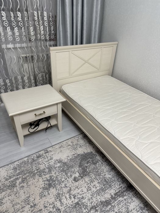 Односпальная кровать с матрасом и тумбой