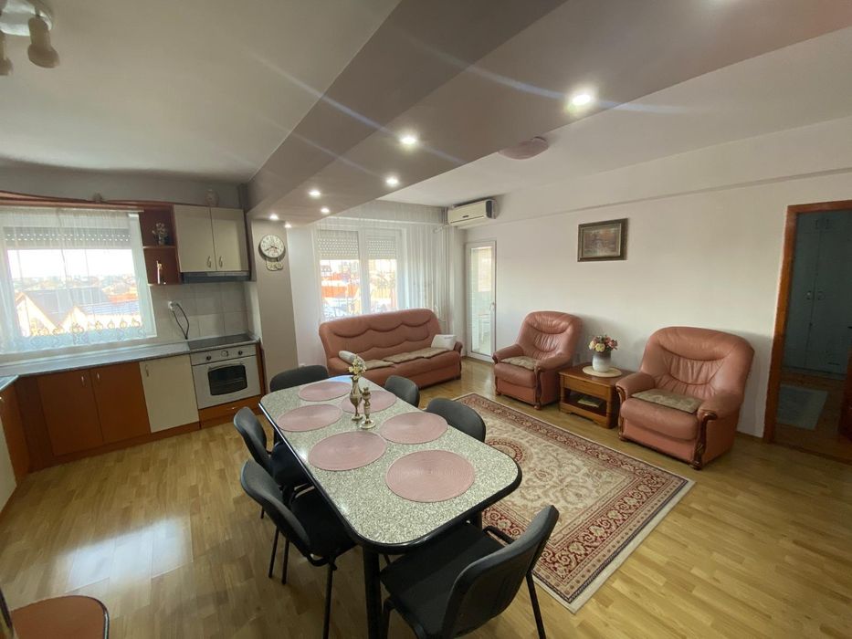 Închiriez apartament 3 camere ,Oradea.
Pe termen lung