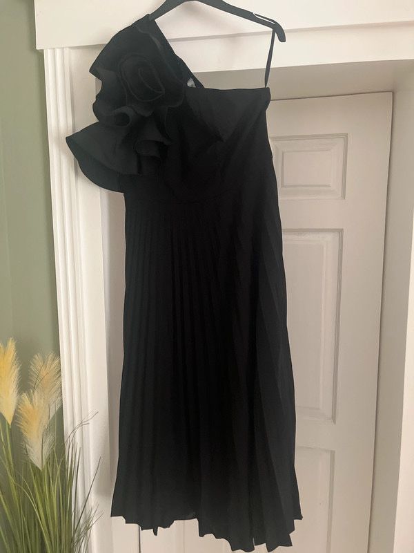 Rochie neagra cu accesoriu pe umar