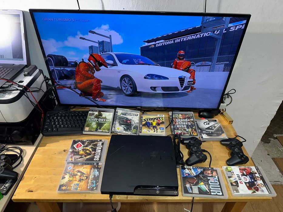 Consola sony playstation 3 slim cu jocuri multe si 2 manete