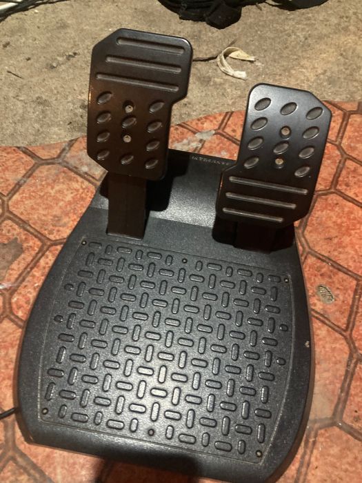 Продават се педали модел t150