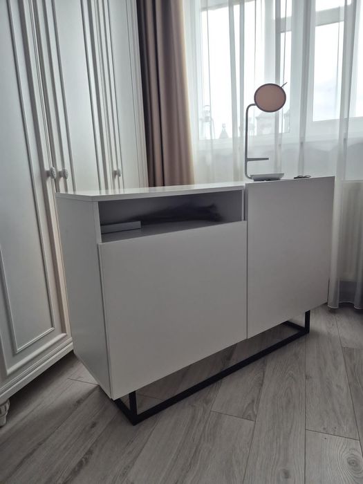 Vand comoda minimalista cadru metalic negru