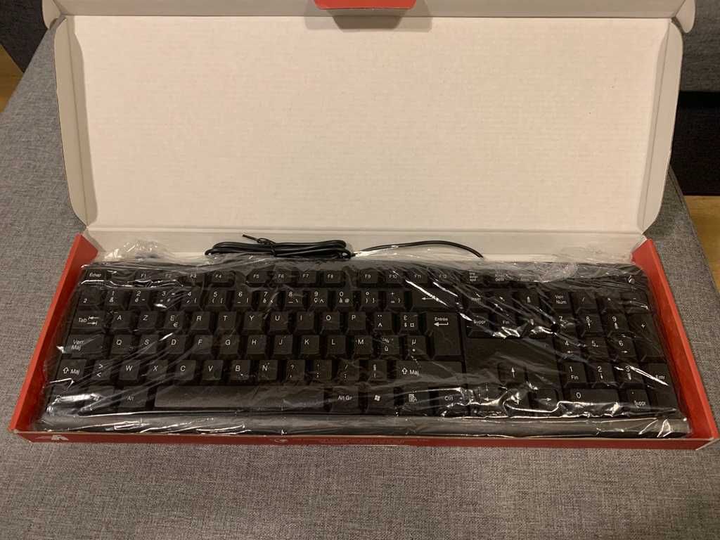 Чисто Новa USB клавиатура APM AZERTY 105 клавиша цифров блок