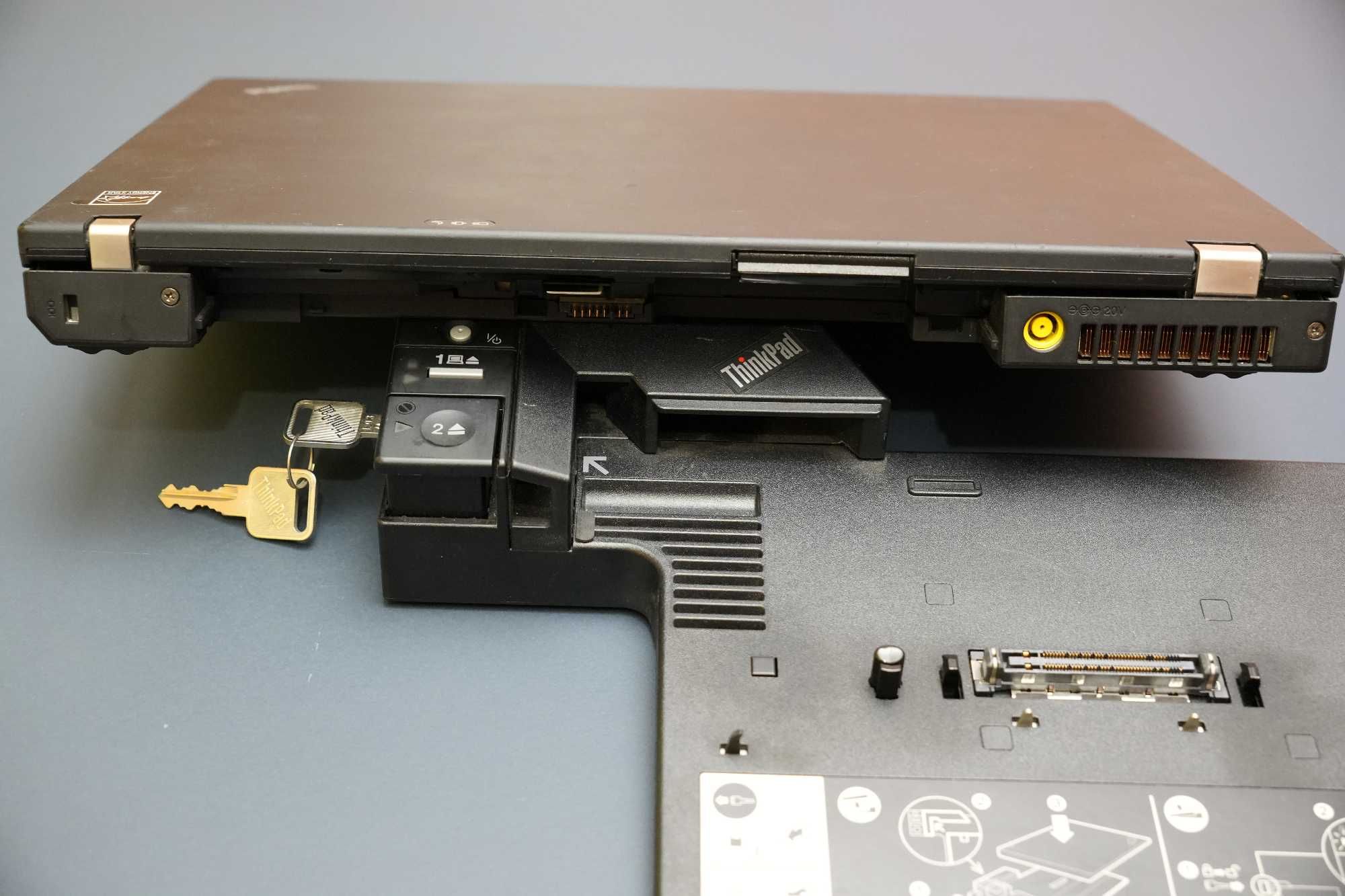 Продавам лаптоп Lenovo ThinkPad T400 с докинг станция и зарядно