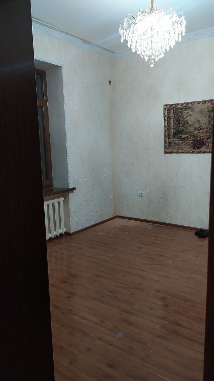 Болла учун акуратний яшийдигон. Гилам Соп койилган