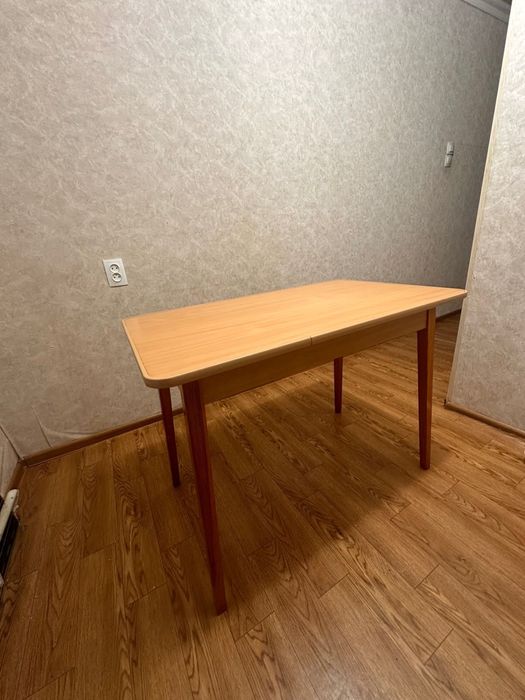 Продам кухонный стол