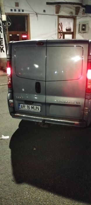 Vând Opel vivaro mixt motor 2 litri pe lanț 6 locuri plus dubă i
