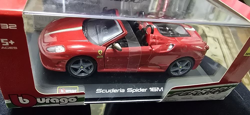 Macheta Ferrari Spider 16M 1:32 Burago in stare foarte buna