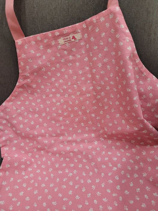 Детска престилка със зайчета