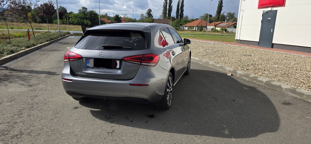 Mercedes benz A250e Plugin Hibrid / benzina 1332  cc Automat