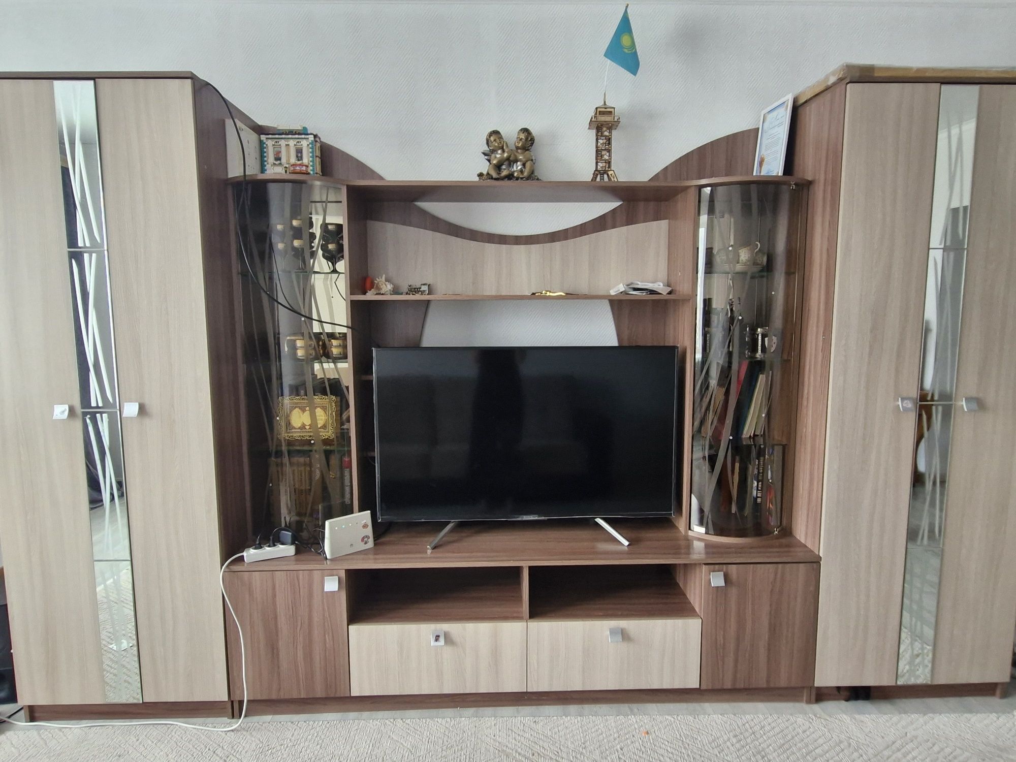 Стенка, вместительная