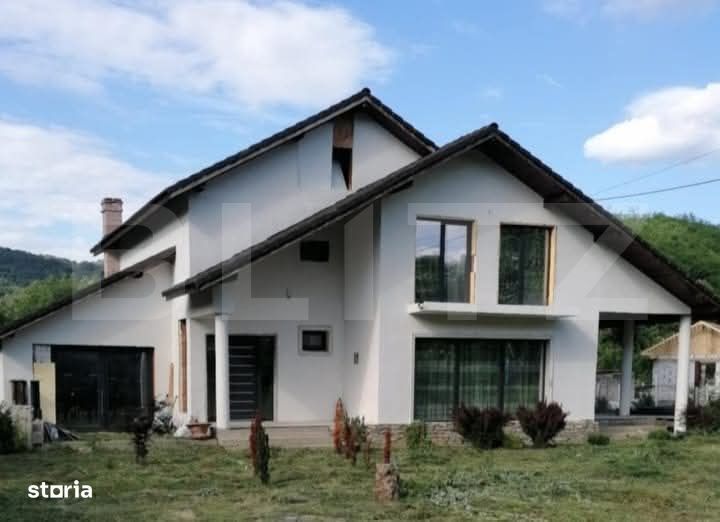 Casa individuala cu 4 camere,pretabila casa de vacanta sau pensiune,Pi