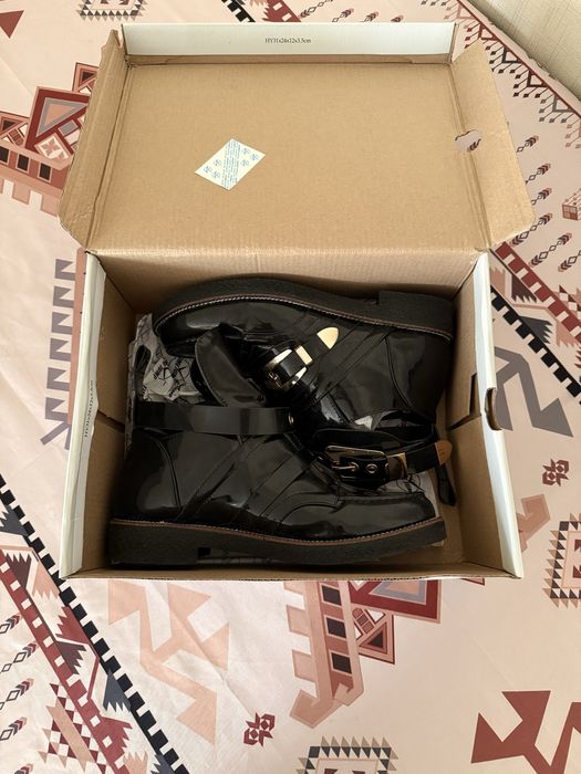 Лакированные ботинки с пряжками женские