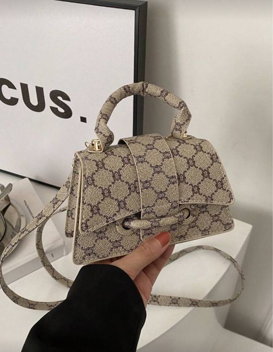 Малка дамска чанта – елегантен модел