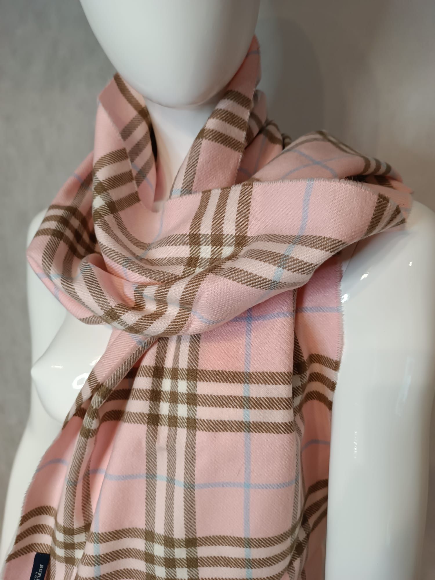 Fular burberry roz cu imprimeu in carouri