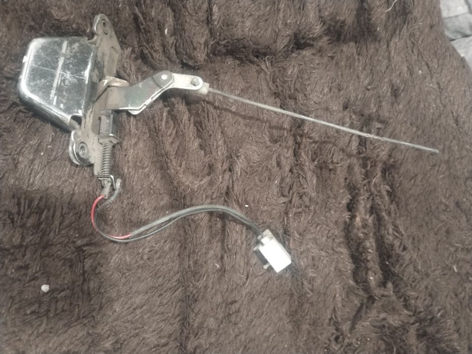 Продам замок на багажник Ниссан примера р10 хэтчбек