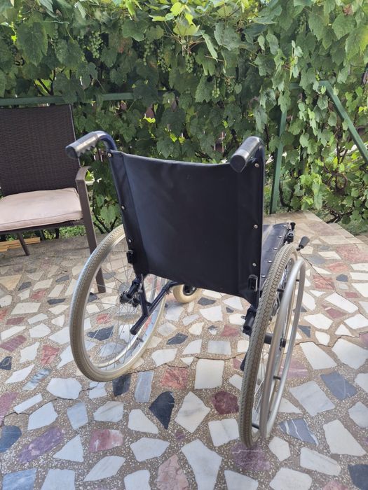 Scaun cu rotile pentru batrani