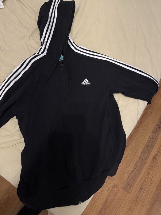 Продавам адидас три ленти на качулката размер L