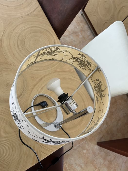 Настолна лампа черно бяло