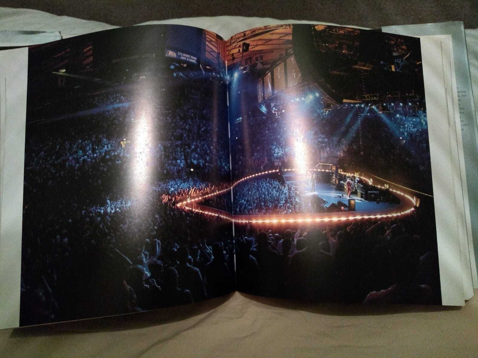 Vand album foto U2 Show - The Art of Touring by Diana Scrimgeour