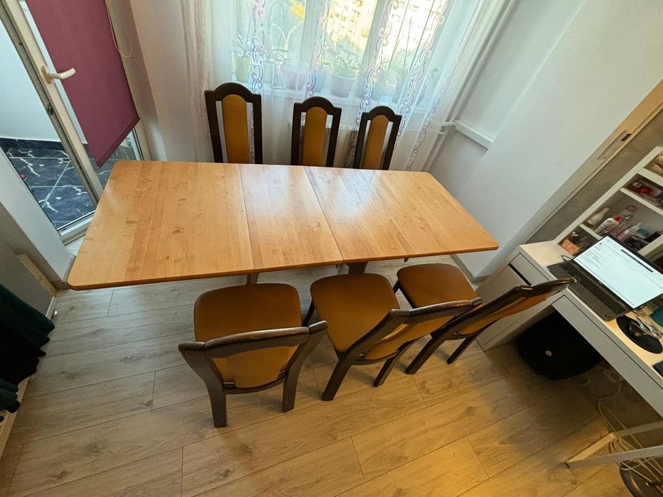 PF vând masă extensibila cu 6 scaune din lemn