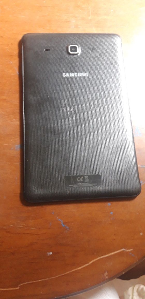Vand telefoane și o tableta