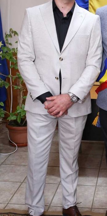 Vând costum de nuntă