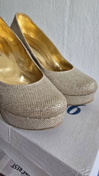 Златни обувки на ток