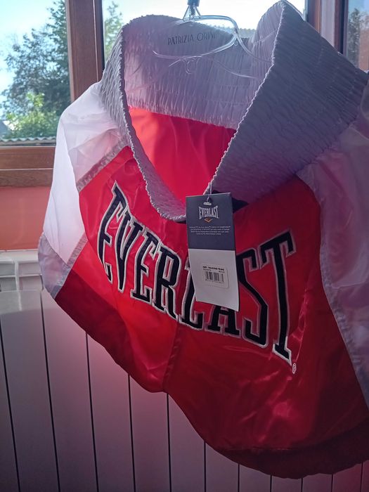 Vând pantaloni scurti barbatesti, noi cu eticheta