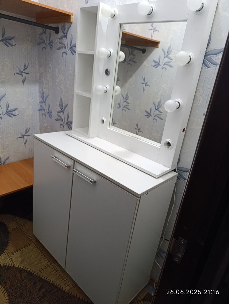 Тумбочка с зеркалом