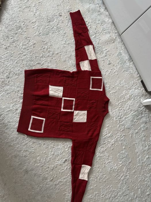 Яркий свитер, с узорами квадрата