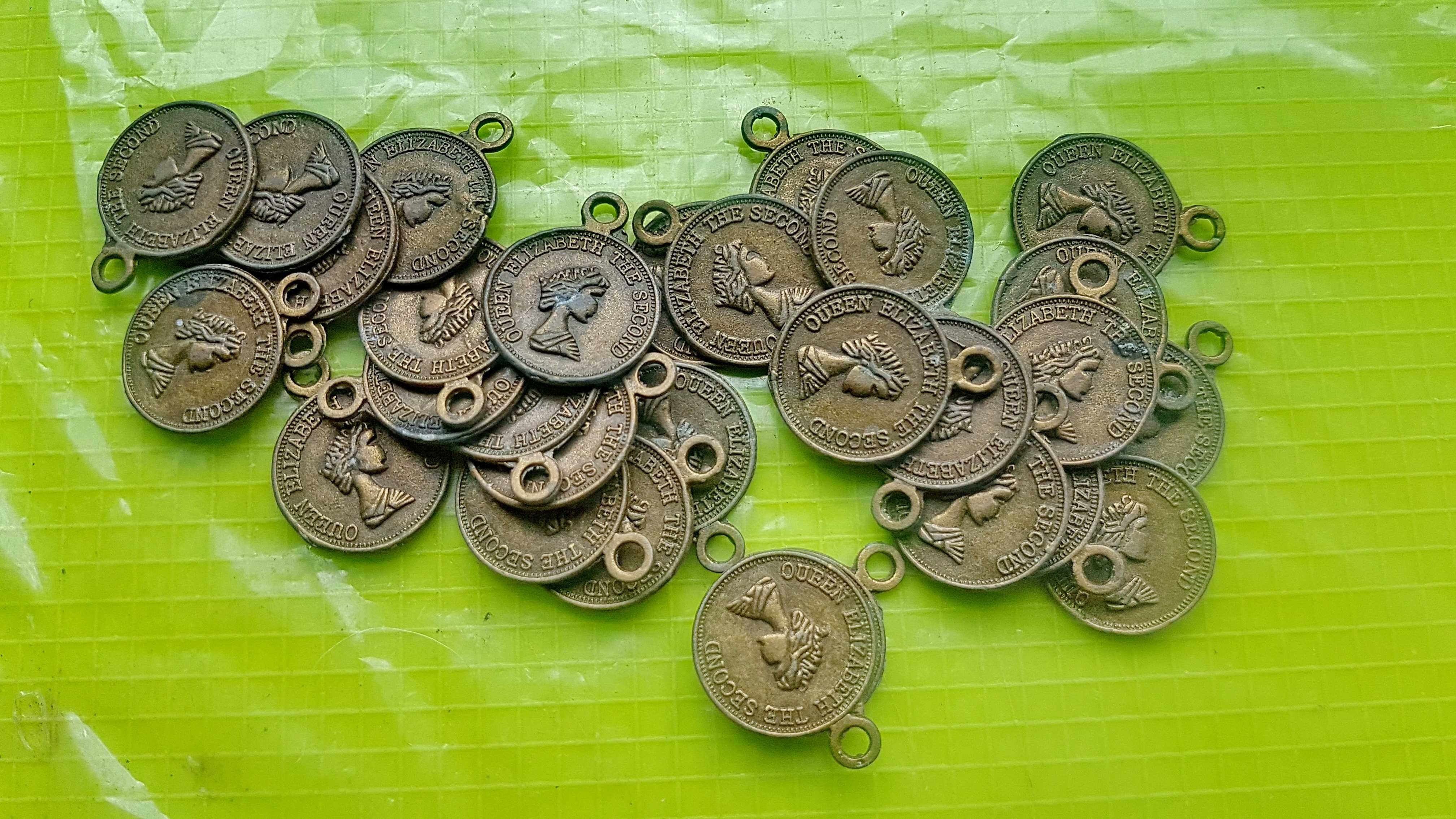 F396-Lot 29 medalioane mici salba Regina Angliei Elisabeta a 2 a metal