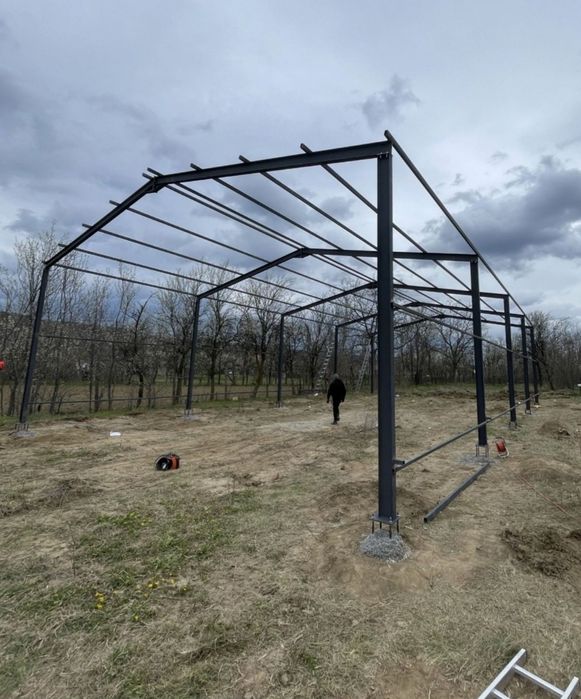 Structură metalică solidă și durabilă, ideală pentru depozitare sau sp