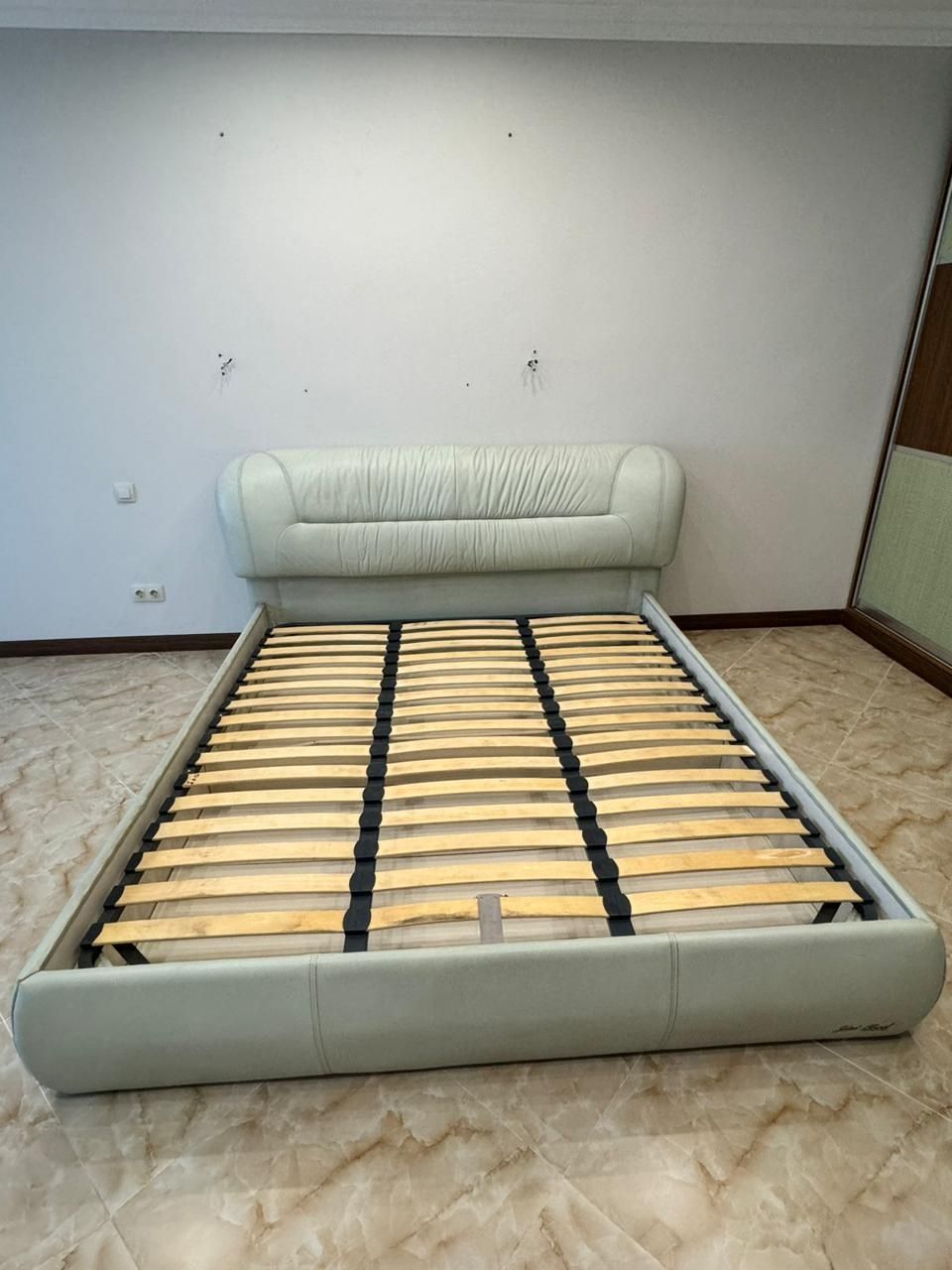 Кровать из натуральной кожи, без матраса