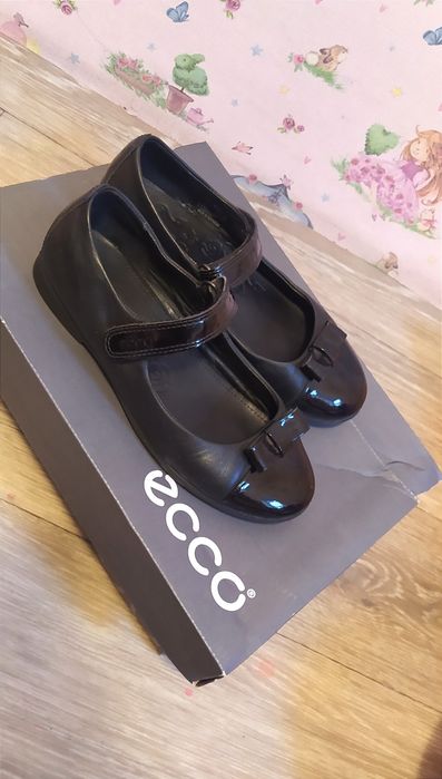 продам школьные туфли Ecco